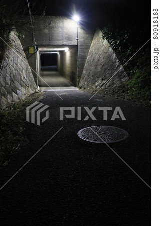 地下通路と外灯 80918183