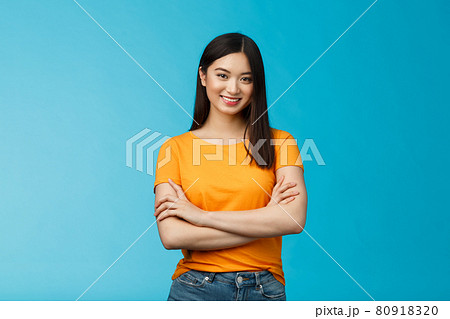 Confident assertive good-looking asian girl with dark short hairstyle cross arms chest self-assured, ready help give advice friendly smiling camera, stand blue background upbeat motivated 80918320