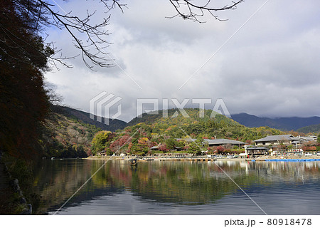 嵯峨野嵐山　大堰川（桂川）と小倉山 80918478