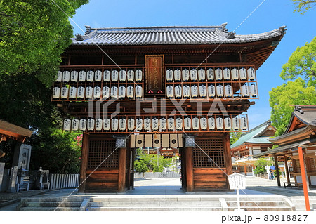 【愛媛県】快晴下の椿神社の楼門 80918827