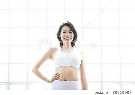 若い女性 ポートレート スポーツウェア 笑顔 若い女性 ポートレート スポーツウェア 笑顔 80919907