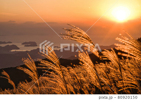 生石高原から栖原海岸に沈む夕日を望む 80920150