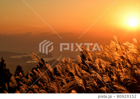 生石高原から栖原海岸に沈む夕日を望む 80920152