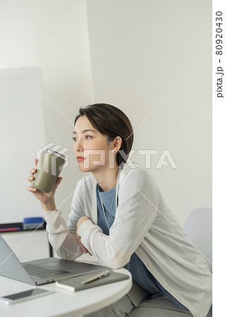 オフィスにいる2人の女性 80920430