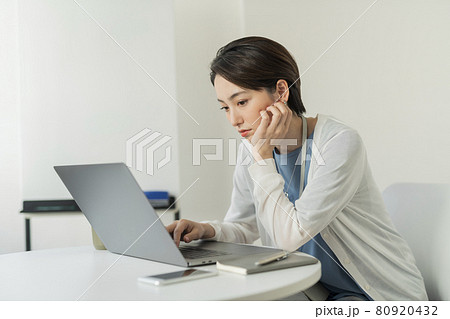 オフィスにいる2人の女性 80920432