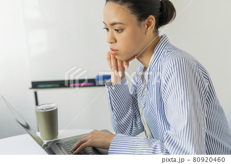 オフィスにいる2人の女性 オフィスにいる2人の女性 80920460