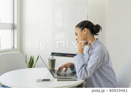 オフィスにいる2人の女性 80920461
