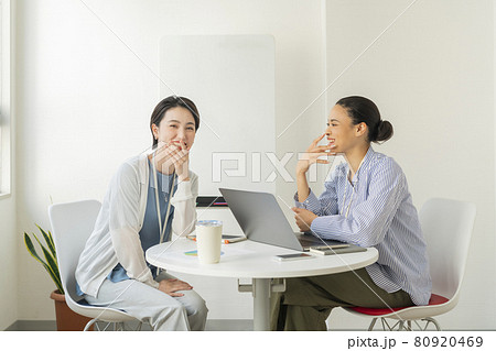 オフィスにいる2人の女性 80920469
