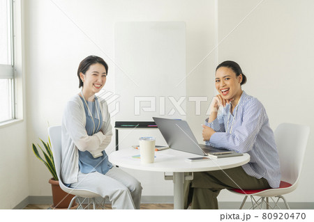オフィスにいる2人の女性 80920470
