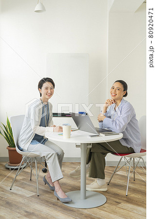 オフィスにいる2人の女性 80920471