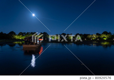 京都府京都市 大覚寺の観月の夕べで大沢池に浮かぶ龍頭鷁首舟の遊覧船の写真素材