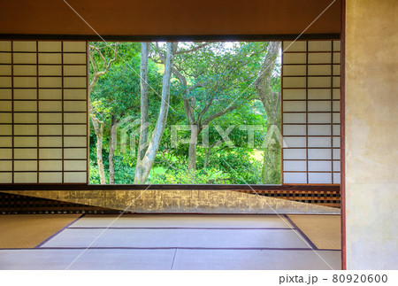 京都、桂離宮庭園の茶屋の窓 80920600