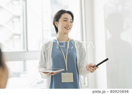 プレゼンをする女性 80920898