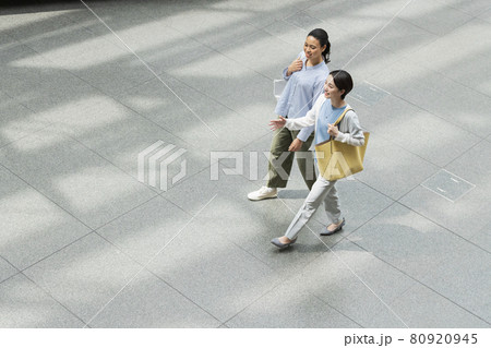 ビルの中を歩く女性2人 ビルの中を歩く女性2人 80920945