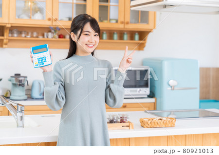 電卓を持つ女性 80921013