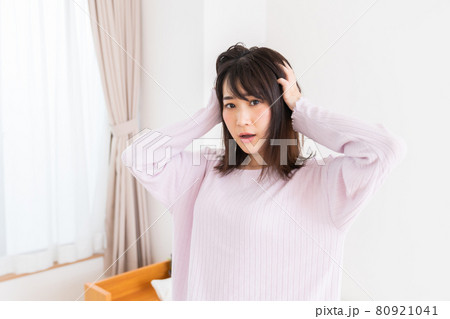 パジャマを着た女性 驚く パジャマを着た女性 驚く 80921041