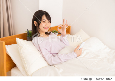 ベッドでスマホを見る女性 ベッドでスマホを見る女性 80921062