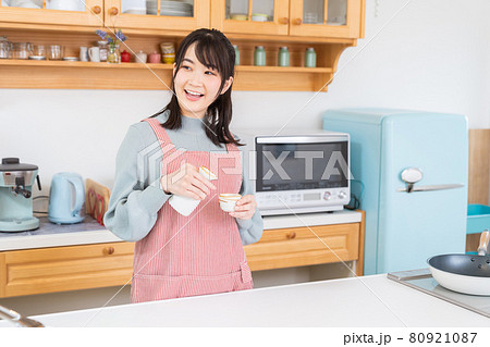 キッチンでお酒を飲む女性 キッチンでお酒を飲む女性 80921087