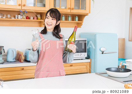 キッチンでお酒を飲む女性 80921089