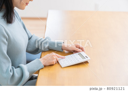 電卓を持つ女性　手元　ボディパーツ 80921121