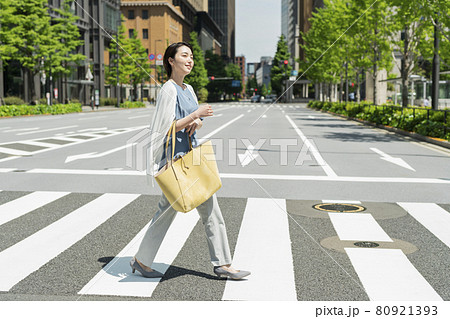 横断歩道を渡る女性 横断歩道を渡る女性 80921393