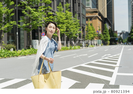 横断歩道を渡る女性 横断歩道を渡る女性 80921394