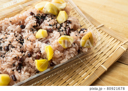 パック入りの栗赤飯 80921678