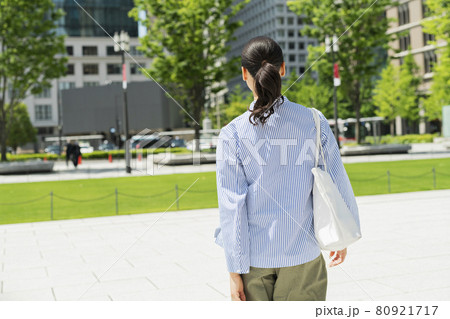 街を歩くハーフの女性 街を歩くハーフの女性 80921717