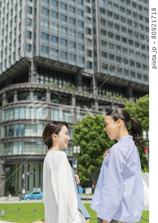 街を歩く女性 街を歩く女性 80921718