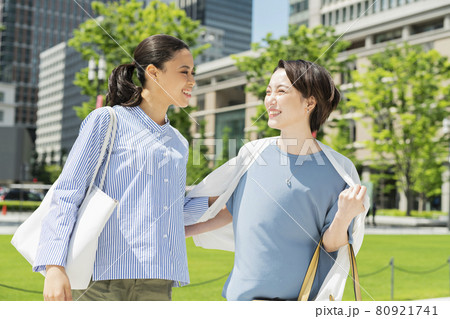 街を歩く女性 街を歩く女性 80921741