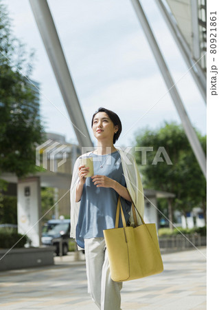 タンブラーを持って歩く社会人の女性 タンブラーを持って歩く社会人の女性 80921861
