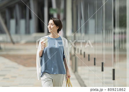 タンブラーを持って歩く社会人の女性 タンブラーを持って歩く社会人の女性 80921862
