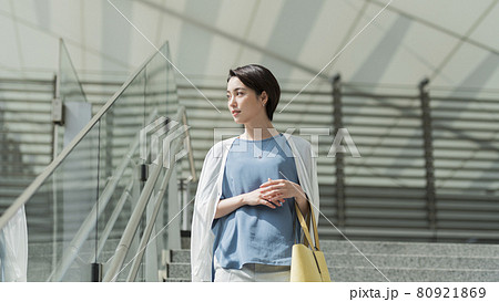 階段を降りる女性 80921869
