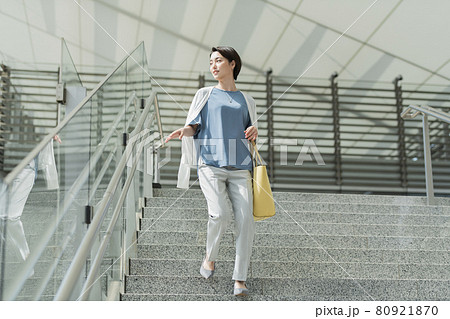 階段を降りる女性 階段を降りる女性 80921870