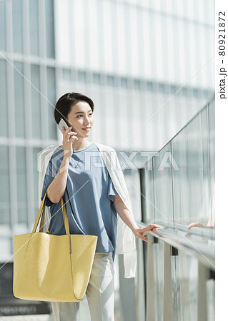 駅で電話をする働く女性 駅で電話をする働く女性 80921872