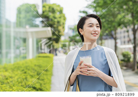 タンブラーを持って歩く社会人の女性 80921899