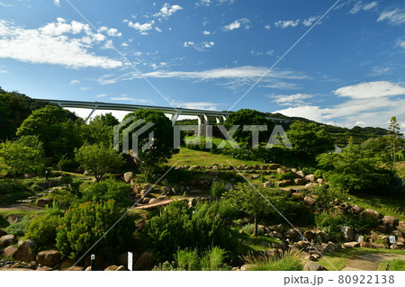 明石海峡公園　せせらぎ広場と高速道路 80922138