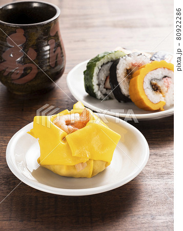 茶巾寿司と太巻寿司 茶巾寿司と太巻寿司 80922286