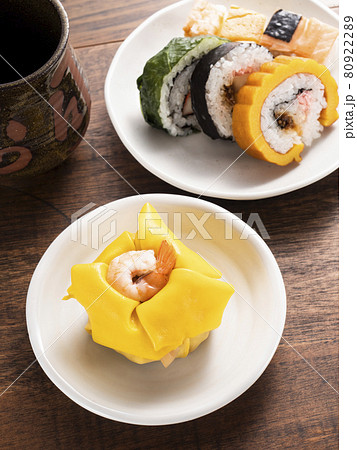 茶巾寿司と太巻寿司 茶巾寿司と太巻寿司 80922289