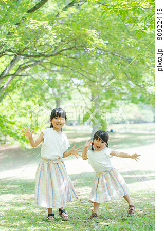 森の中で遊ぶ姉妹のポートレート 森の中で遊ぶ姉妹のポートレート 80922443