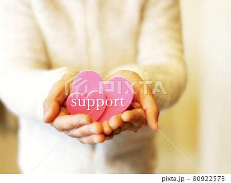 ハート2つを両手で持つ女性_support文字入り 80922573
