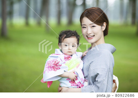 着物姿で子どもを抱く女性 80922686
