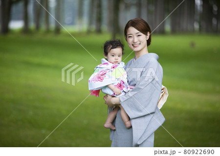 着物姿で子どもを抱く女性 80922690