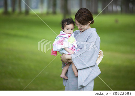着物姿で子どもを抱く女性 80922693