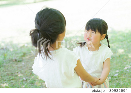 姉妹で遊ぶ様子の写真 姉妹で遊ぶ様子の写真 80922694