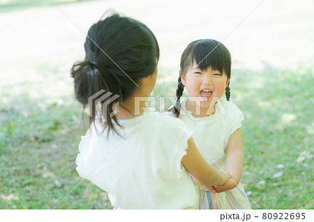 仲良しの姉妹のポートレート 80922695