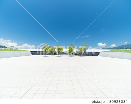 夏の青空と陸前高田の風景 80923084