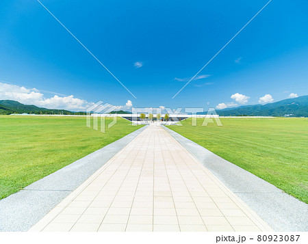 夏の青空と陸前高田の風景 80923087