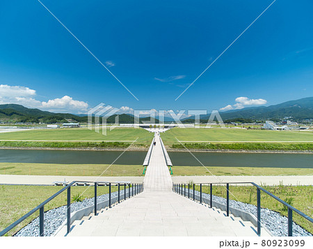 夏の青空と陸前高田の風景 80923099