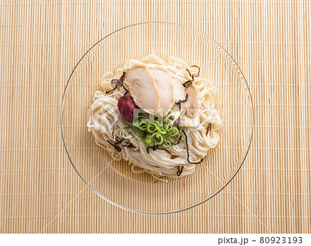 蒸し鶏と梅干しと塩昆布のぶっかけそうめんの写真素材